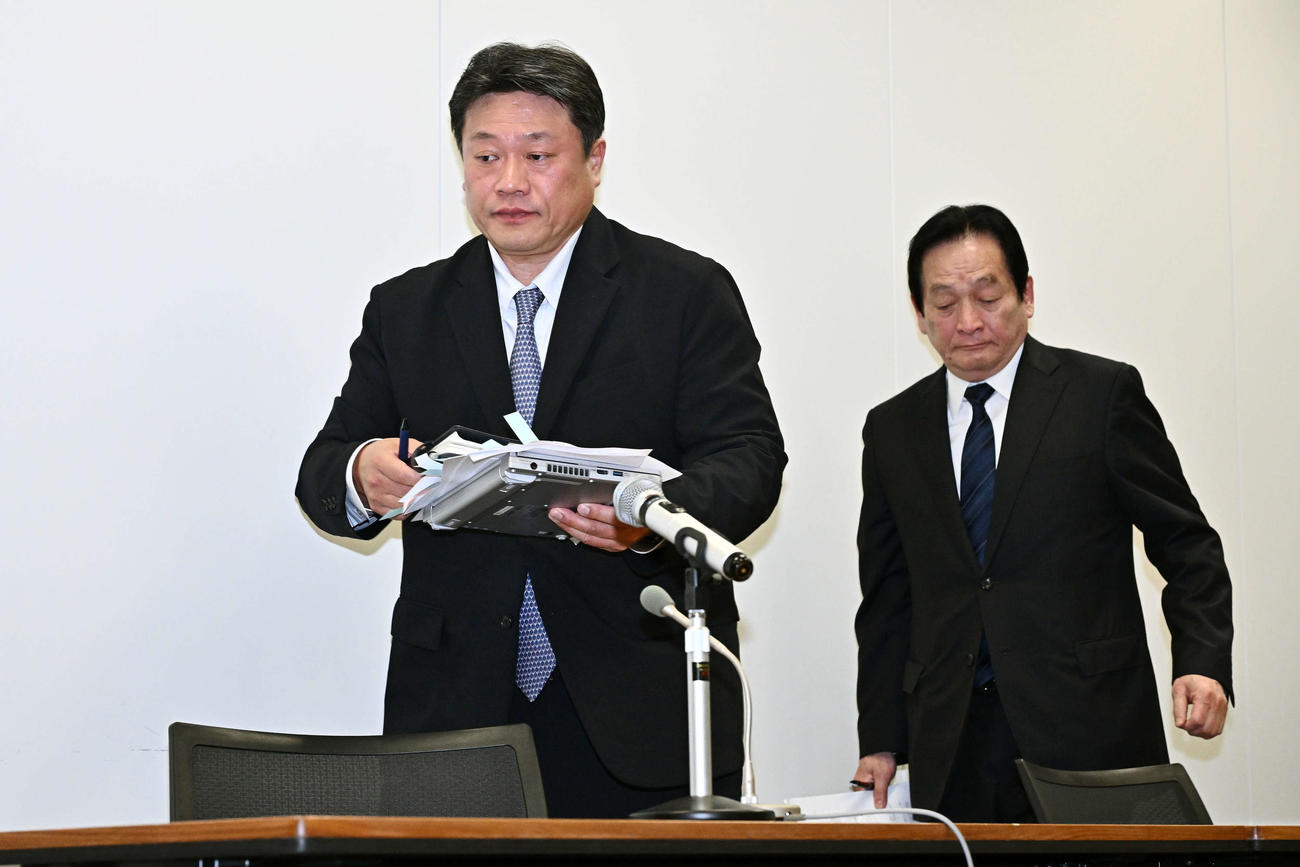 会見を終え会場を後にするNPB中村勝彦事務局長（左）とセ・リーグ鈴木清明理事長（撮影・滝沢徹郎）