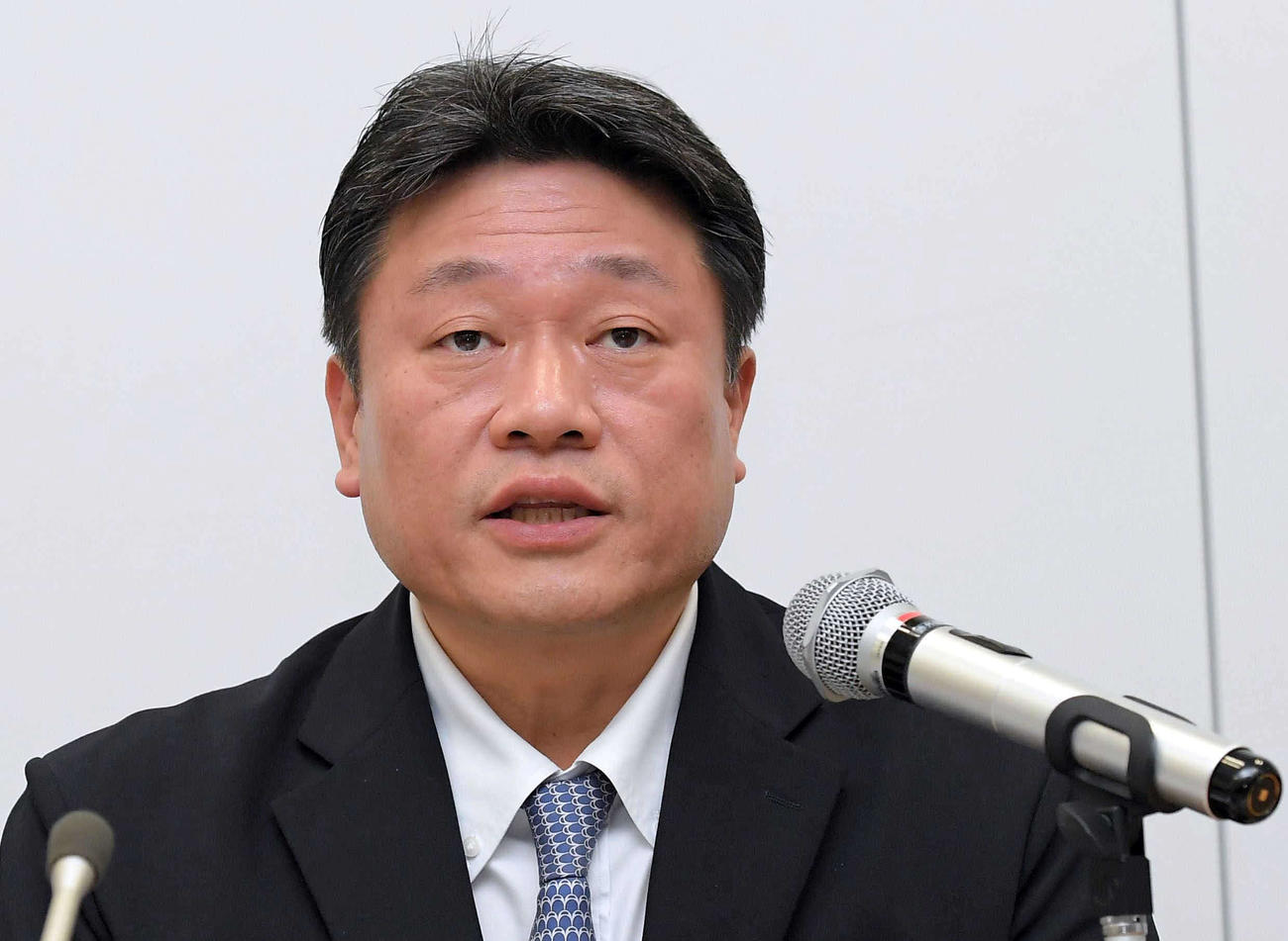 オンラインカジノに関与した16人に対し制裁金を課すことを発表するNPB中村勝彦事務局（代表撮影）