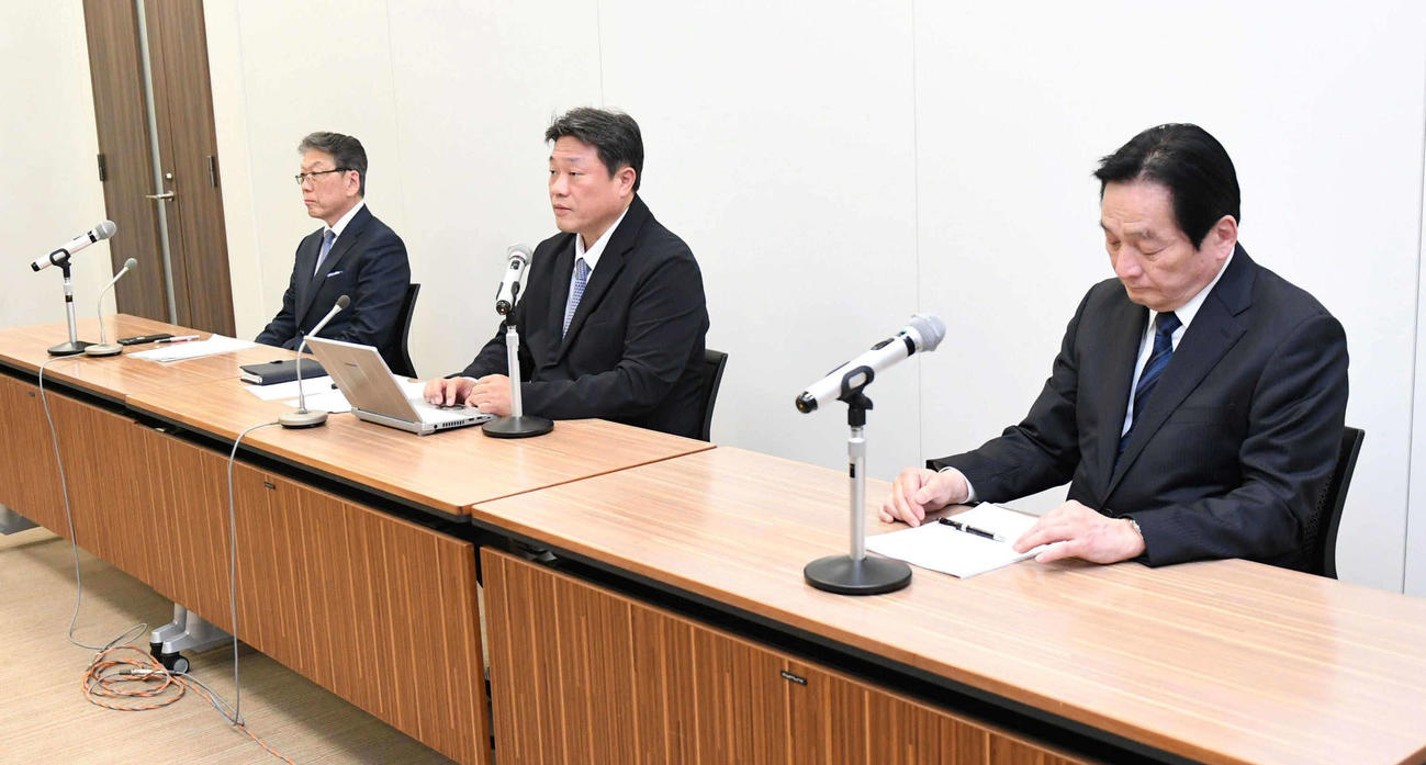 記者会見を行う左からパリーグ井上智治理事長、NPB中村勝彦事務局長、セリーグ鈴木清明理事長（代表撮影）