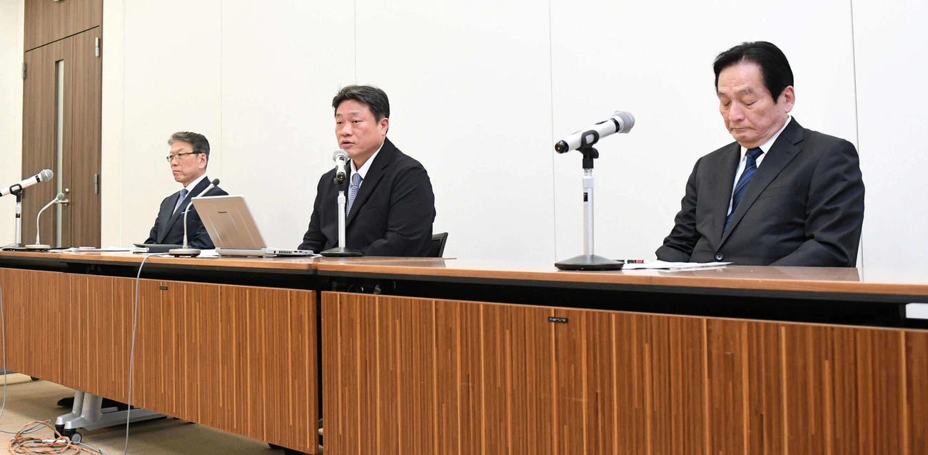 記者会見を行う左からパリーグ井上智治理事長、NPB中村勝彦事務局長、セリーグ鈴木清明理事長（代表撮影）