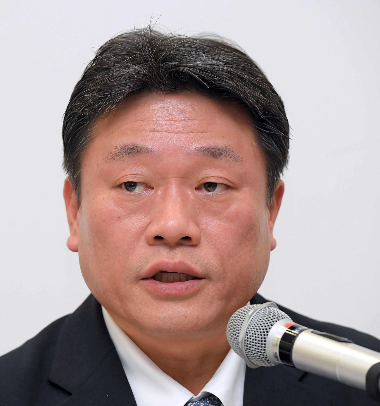記者からの質問に答えるNPB中村勝彦事務局長（代表撮影）