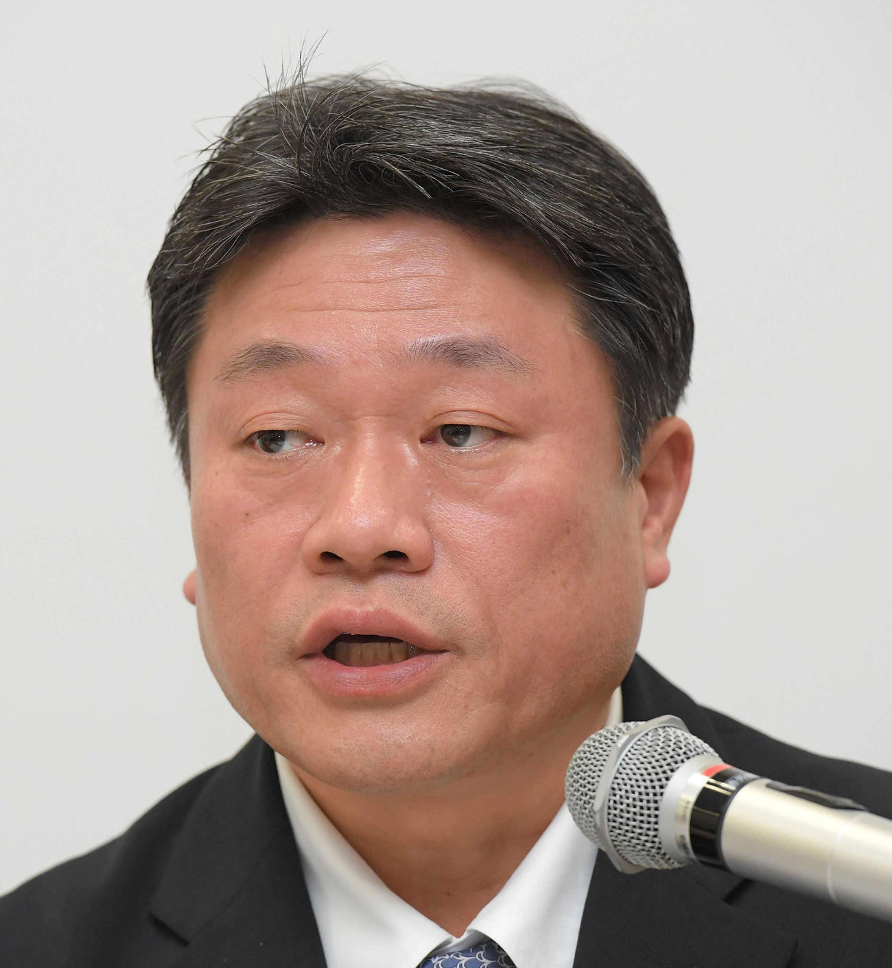 記者からの質問に答えるNPB中村勝彦事務局長（代表撮影）