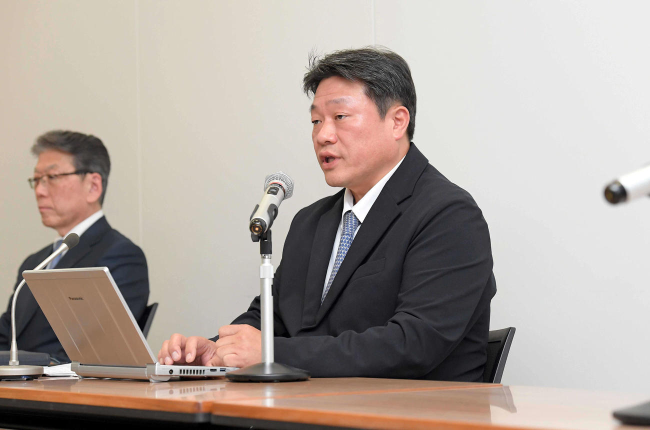 オンラインカジノに関与した16人に対し制裁金を課すことを発表するNPB中村勝彦事務局。左はパリーグ井上智治理事長（代表撮影）