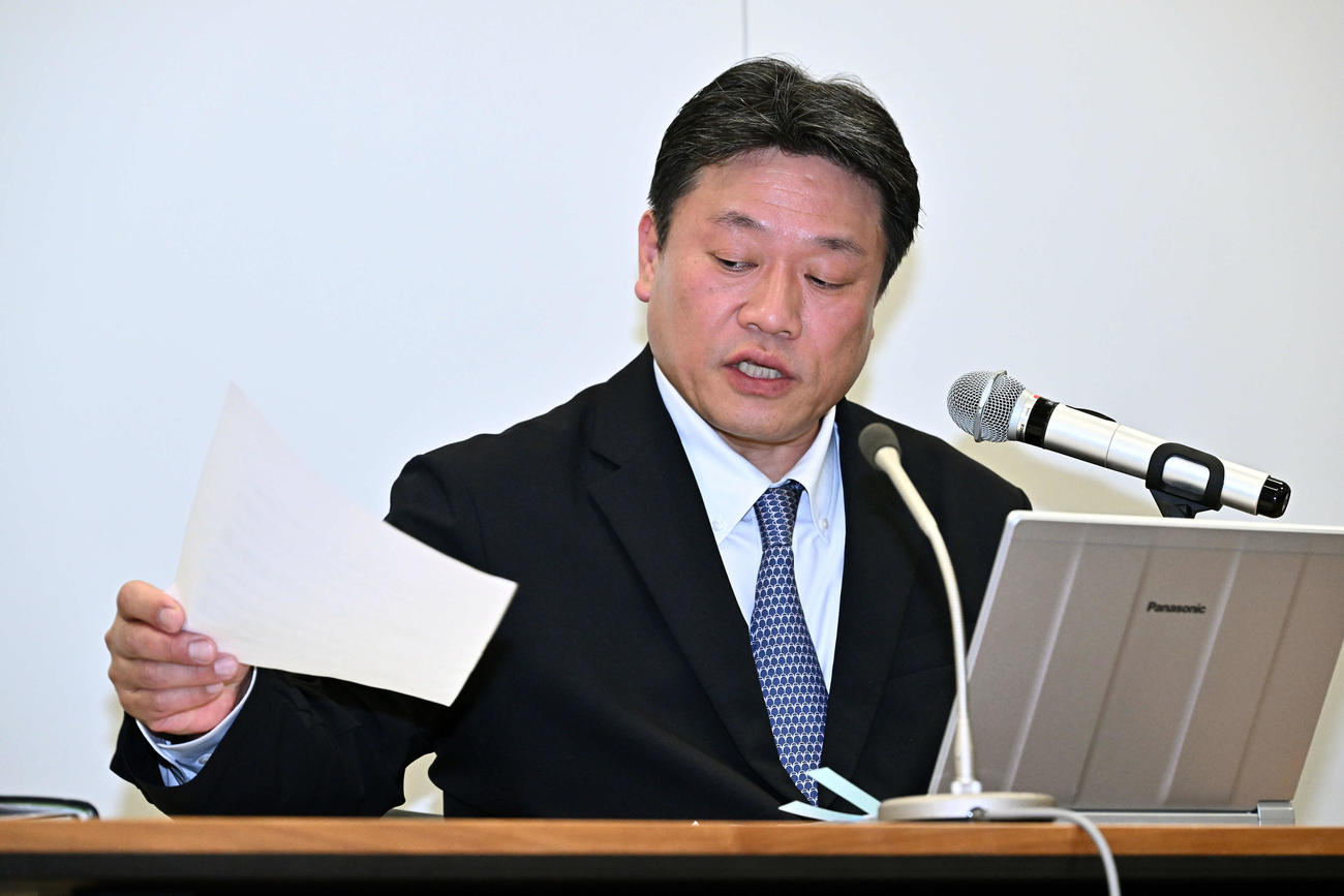 資料を見ながら会見するNPB中村事務局長（撮影・滝沢徹郎）