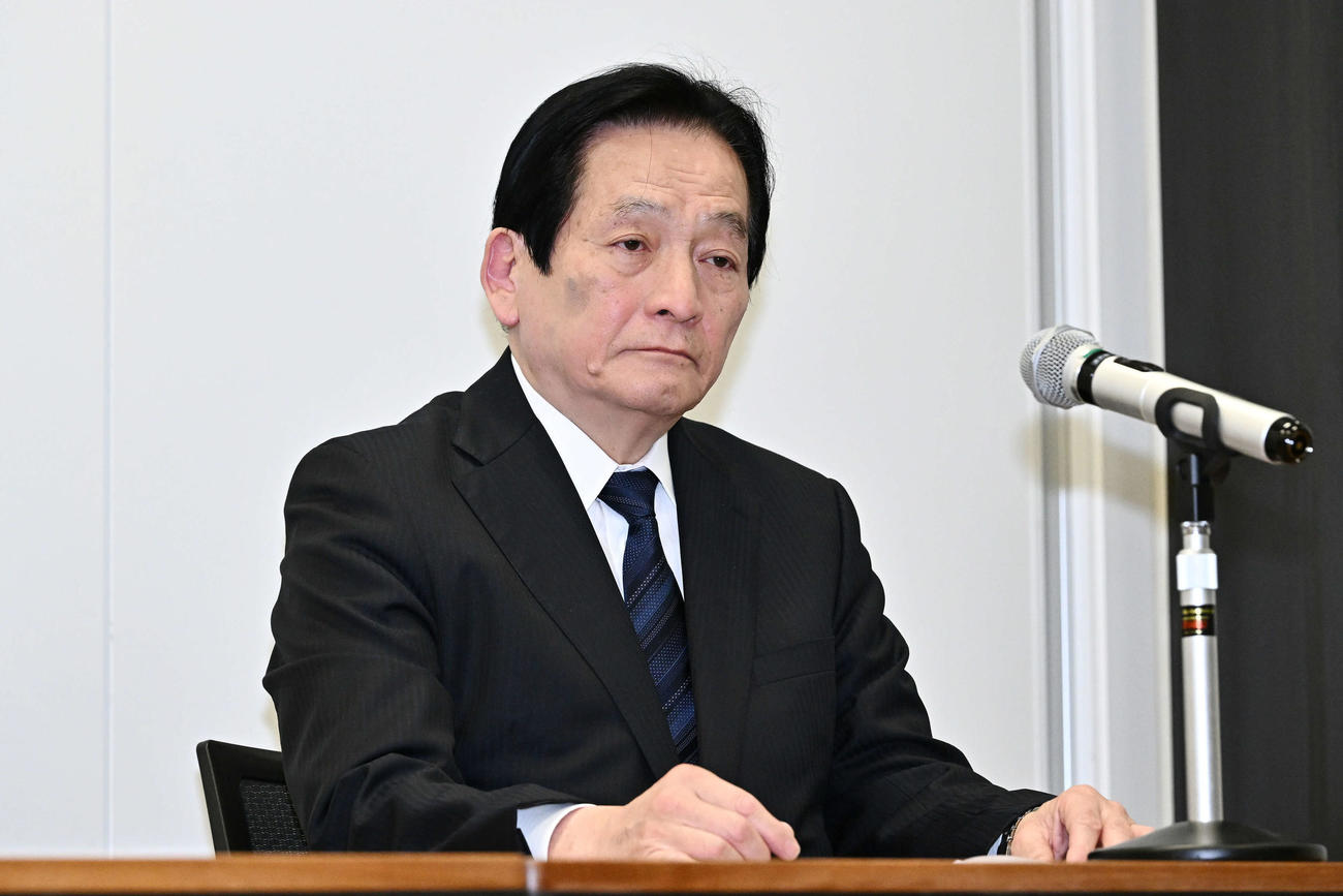会見に臨むセ・リーグ鈴木理事長（撮影・滝沢徹郎）