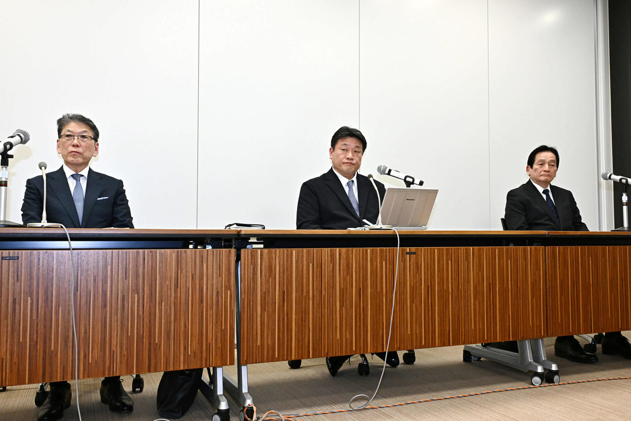 会見に臨む、左からパ・リーグ井上理事長、NPB中村事務局長、セ・リーグ鈴木理事長（撮影・滝沢徹郎）