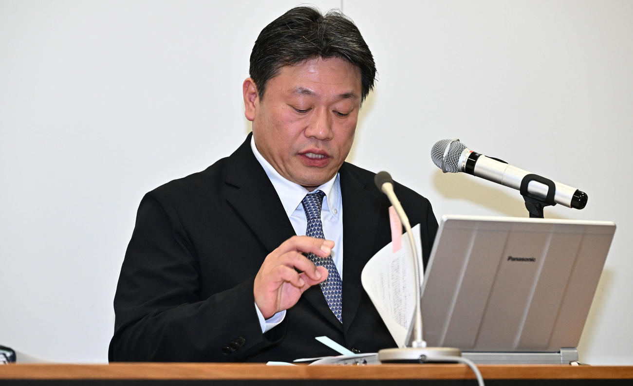 資料を見ながら会見するNPB中村事務局長（撮影・滝沢徹郎）
