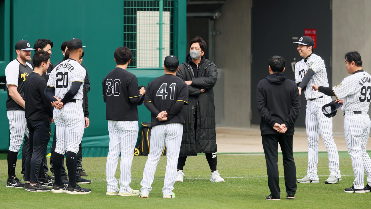 投手指名練習を視察に訪れナインと話す藤川監督（撮影・加藤哉）