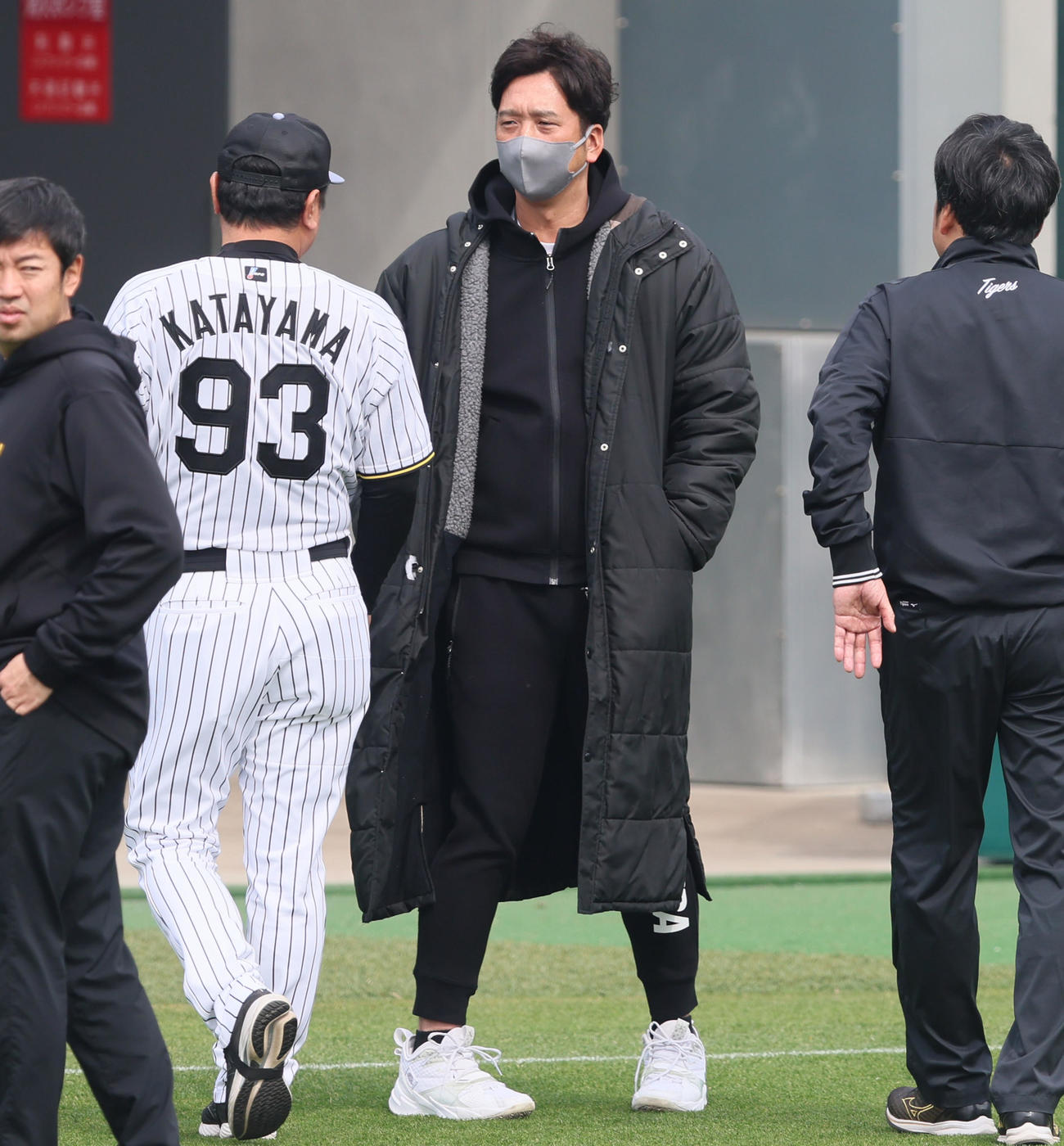 投手指名練習を視察に訪れた藤川監督（撮影・加藤哉）