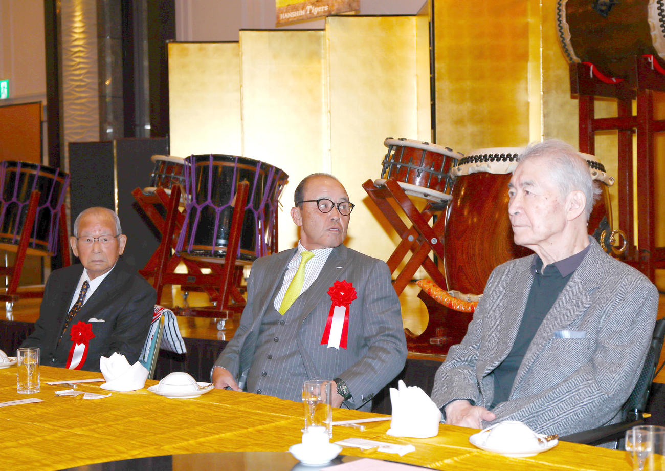23年1月、「京都岡田会」に出席した吉田義男氏、当時阪神監督に就任した岡田彰布氏、京大特別教授・本庶佑氏（左から）