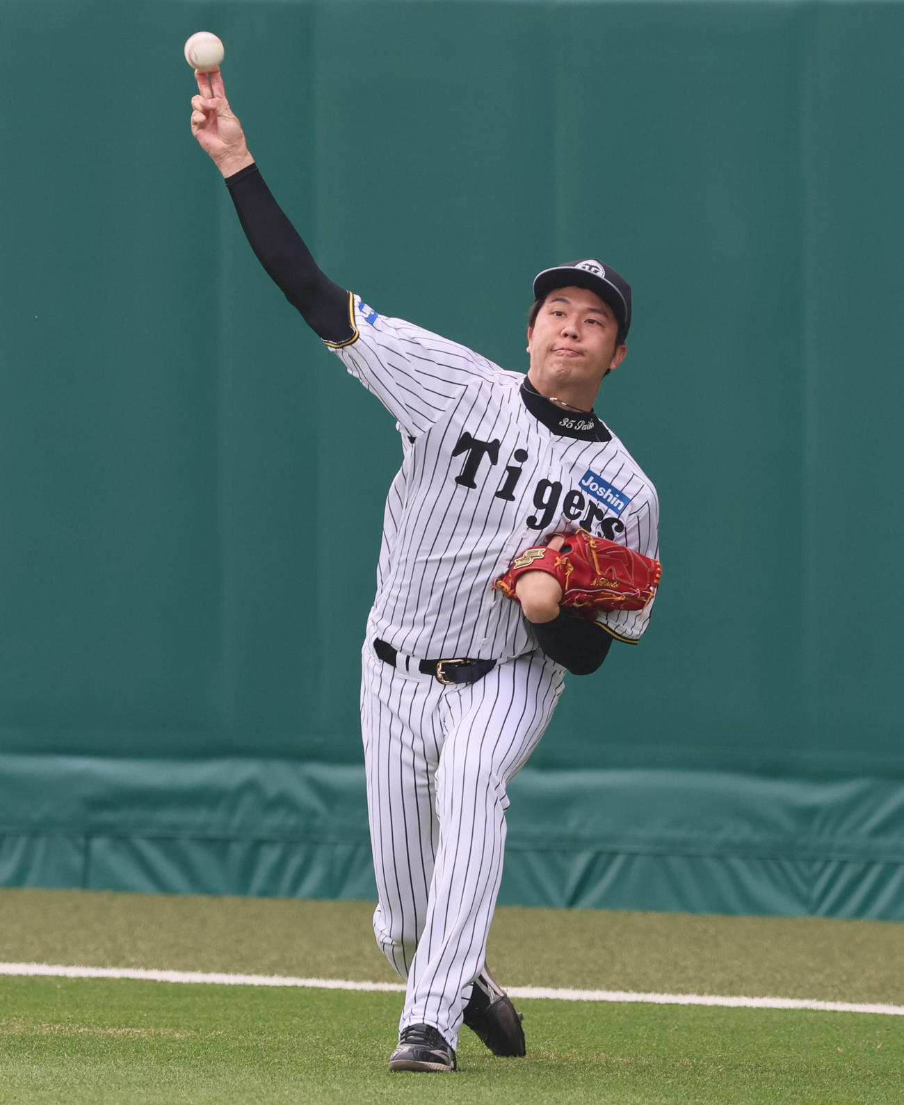 投手指名練習に参加しキャッチボールする才木（撮影・加藤哉）