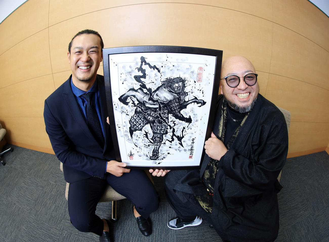 「雷神」と題された水墨画を手に笑顔を見せる西武高橋光成（左）とこうじょう雅之氏（撮影・浅見桂子）