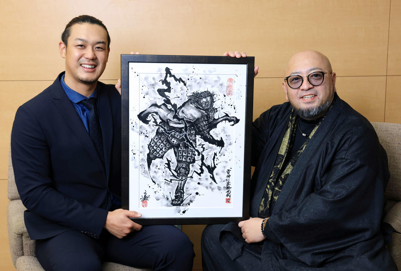 「雷神」と題された水墨画を手に笑顔を見せる西武高橋光成（左）とこうじょう雅之氏（撮影・浅見桂子）