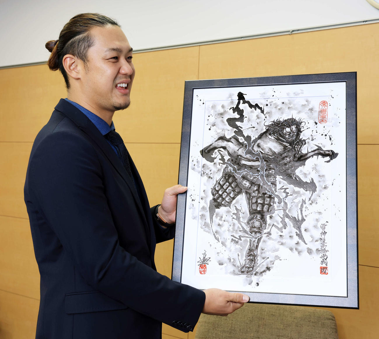 「雷神」と題された水墨画を手に笑顔を見せる西武高橋（撮影・浅見桂子）
