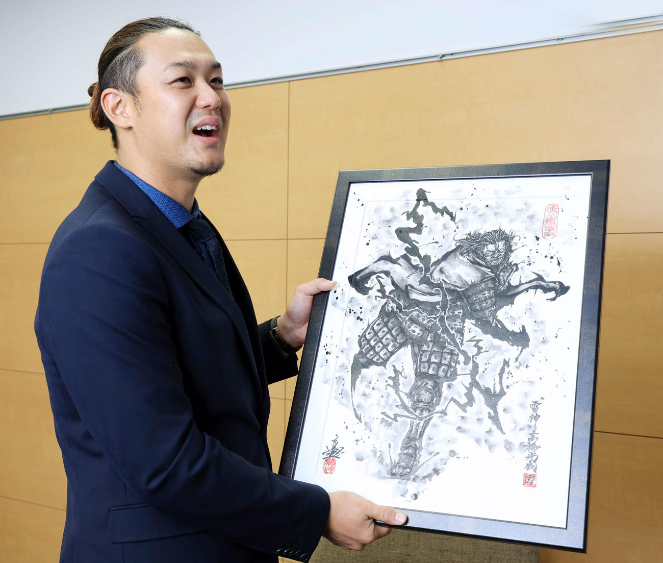 「雷神」と題された水墨画を手に笑顔を見せる西武高橋（撮影・浅見桂子）