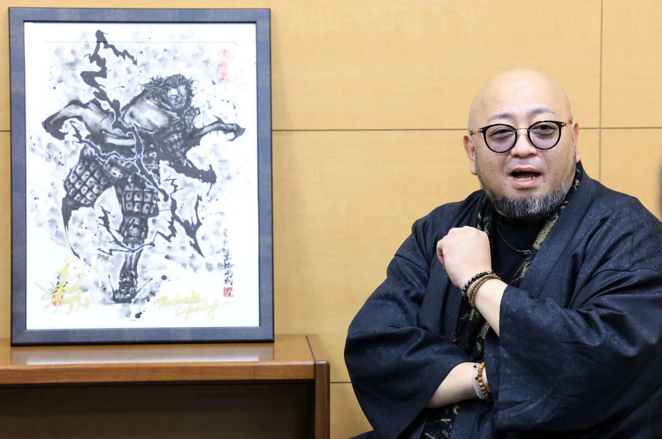 「雷神」と題した水墨画について語るこうじょう雅之氏（撮影・浅見桂子）