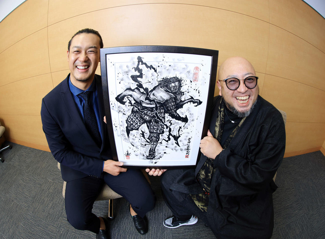 「雷神」と題された水墨画を手に笑顔を見せる西武高橋光成（左）とこうじょう雅之氏（撮影・浅見桂子）