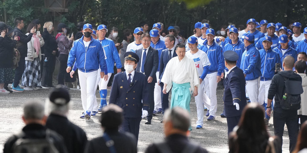 開幕前、熱田神宮参拝に訪れた中日ナイン（撮影・森本幸一）