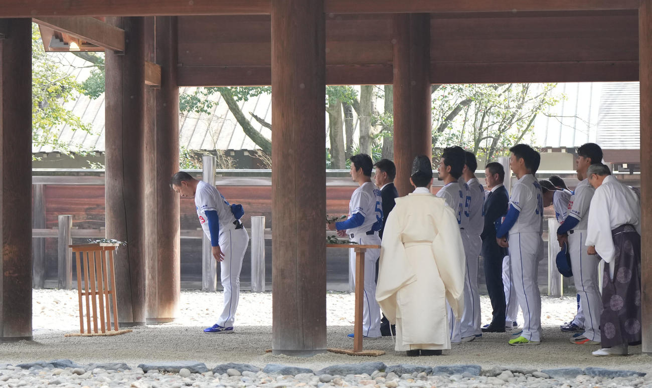 参拝に訪れ玉串を奉納をする井上監督（左）（撮影・森本幸一）
