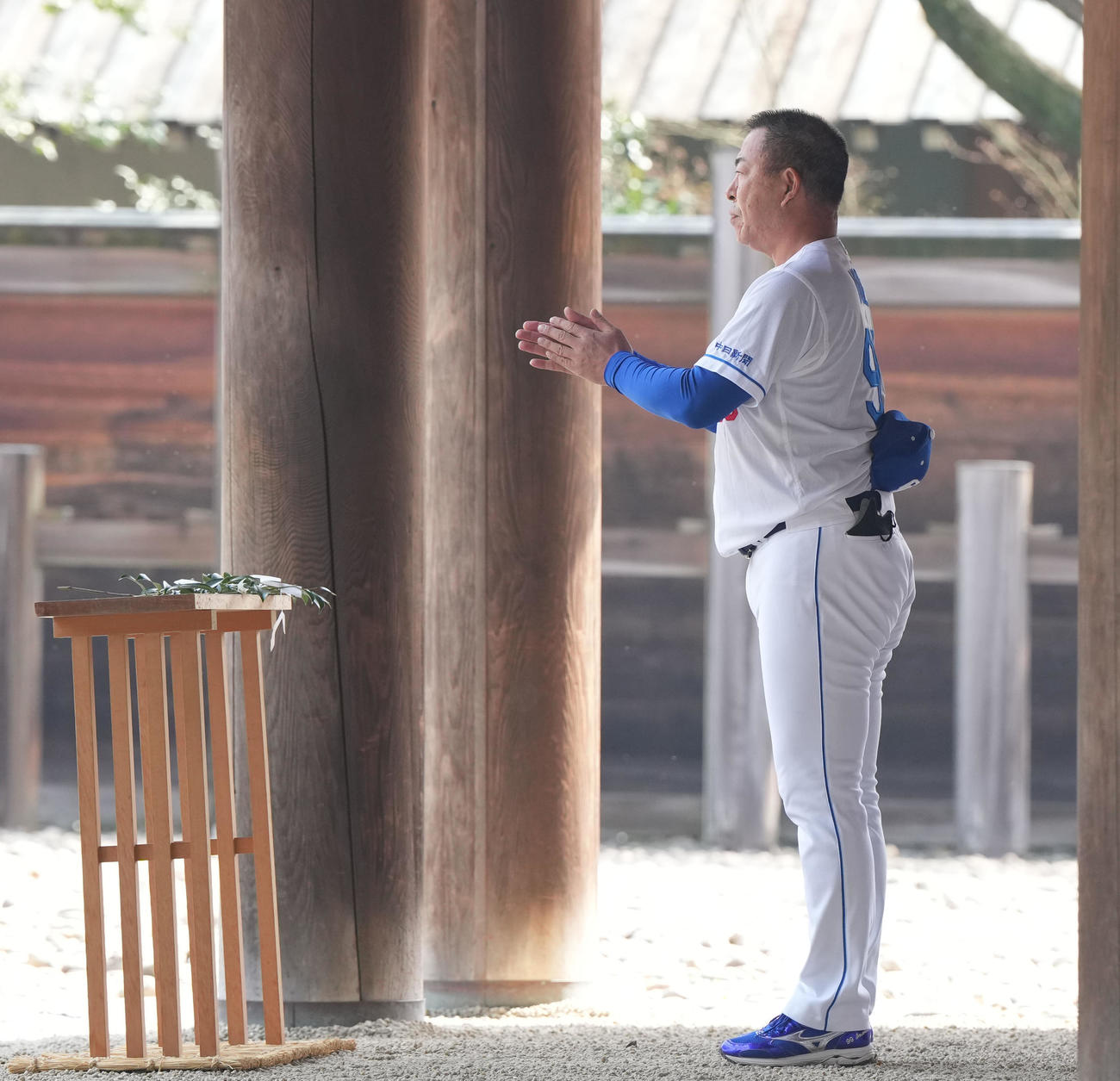 参拝に訪れ玉串を奉納をする井上監督（撮影・森本幸一）