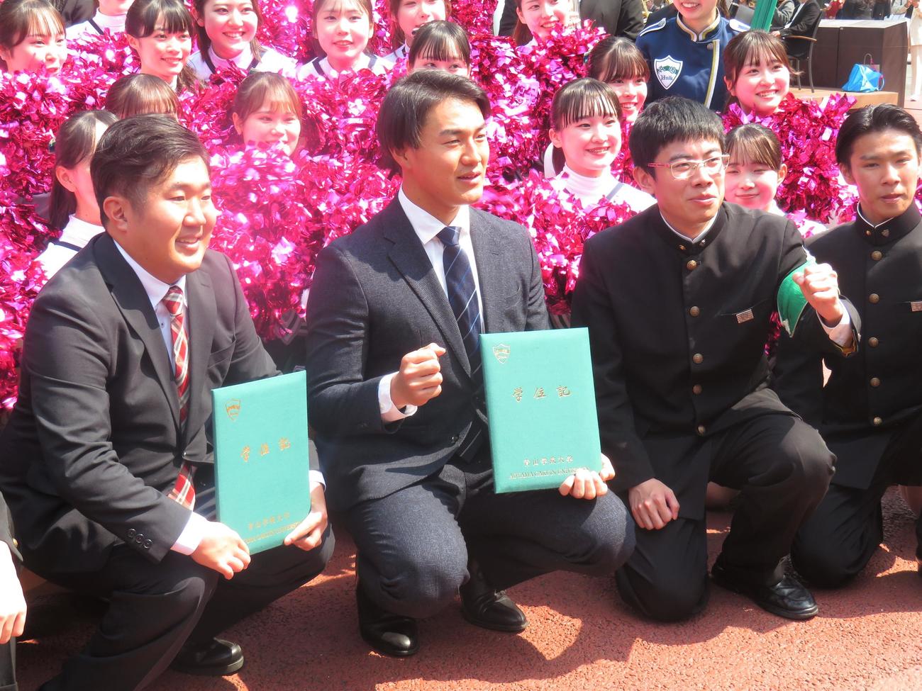 卒業式に参加し、応援部と吹奏楽バトントワリング部と記念撮影するドラフト1位西川（左から2番目）（撮影・星夏穂）
