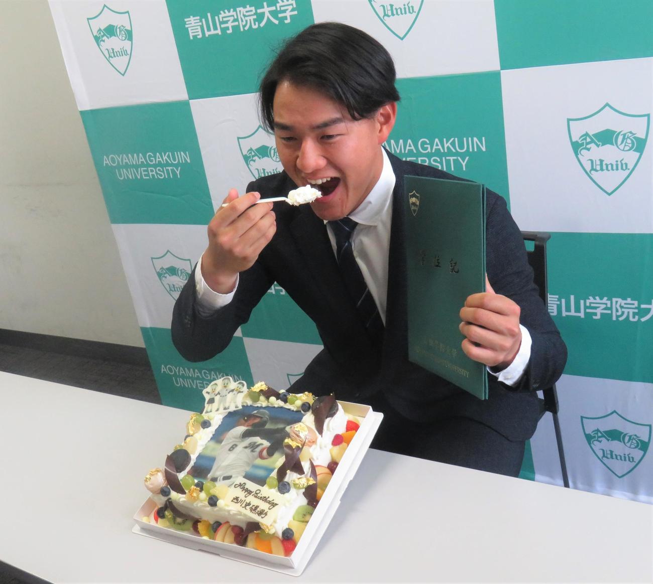 バースデーケーキをほおばるロッテドラフト1位西川（撮影・星夏穂）
