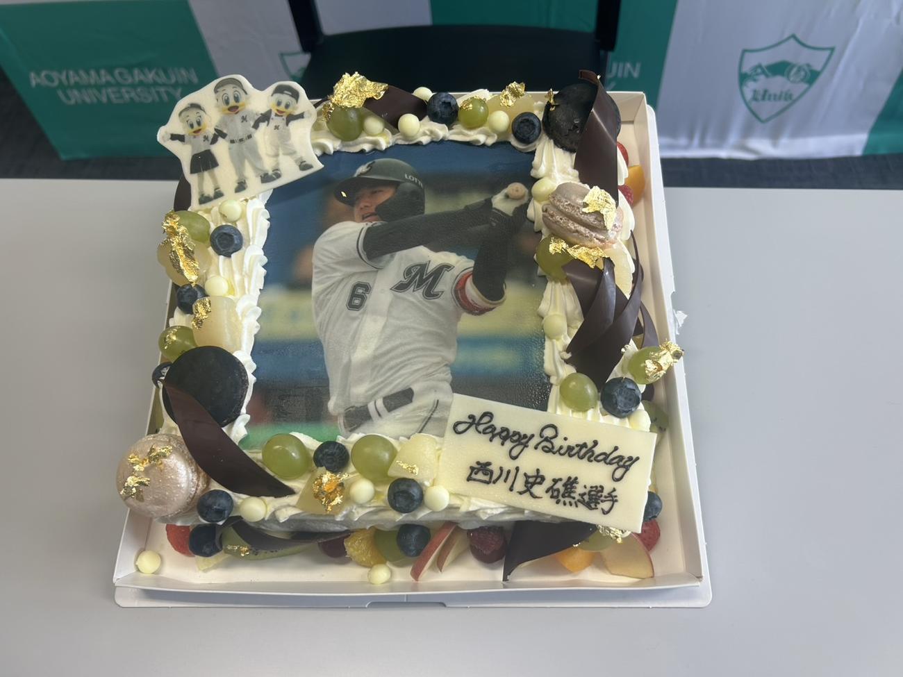 ドラフト1位西川史礁に送られたバースデーケーキ（撮影・星夏穂）