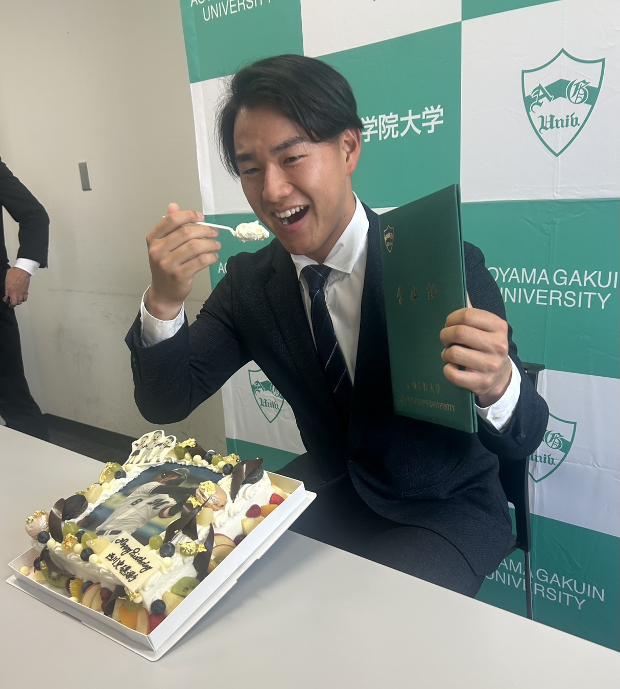 バースデーケーキをほおばるロッテドラフト1位西川（撮影・星夏穂）