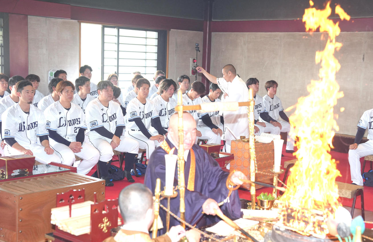 狭山山不動寺で必勝祈願を行う西武の選手ら。左から外崎、炭谷、中村、平沼、今井（撮影・足立雅史）