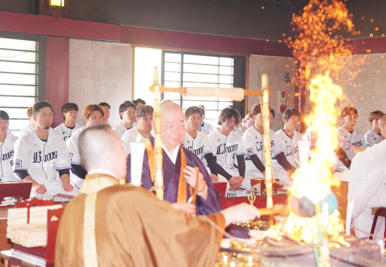 狭山山不動寺で必勝祈願を行う西武外崎（左端）ら（撮影・足立雅史）