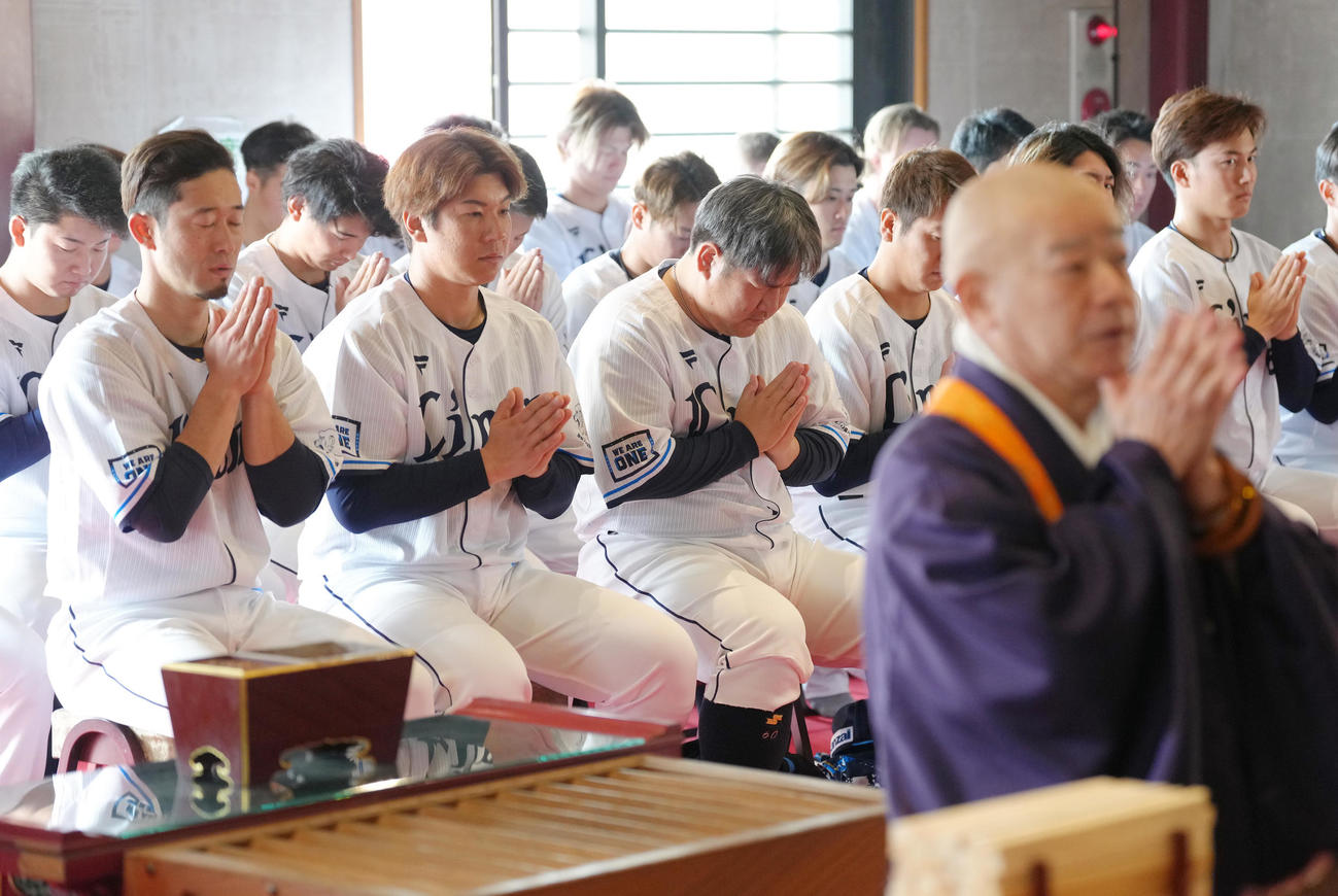 狭山山不動寺で必勝祈願で手を合わせる西武の、左から外崎、炭谷、中村ら（撮影・足立雅史）