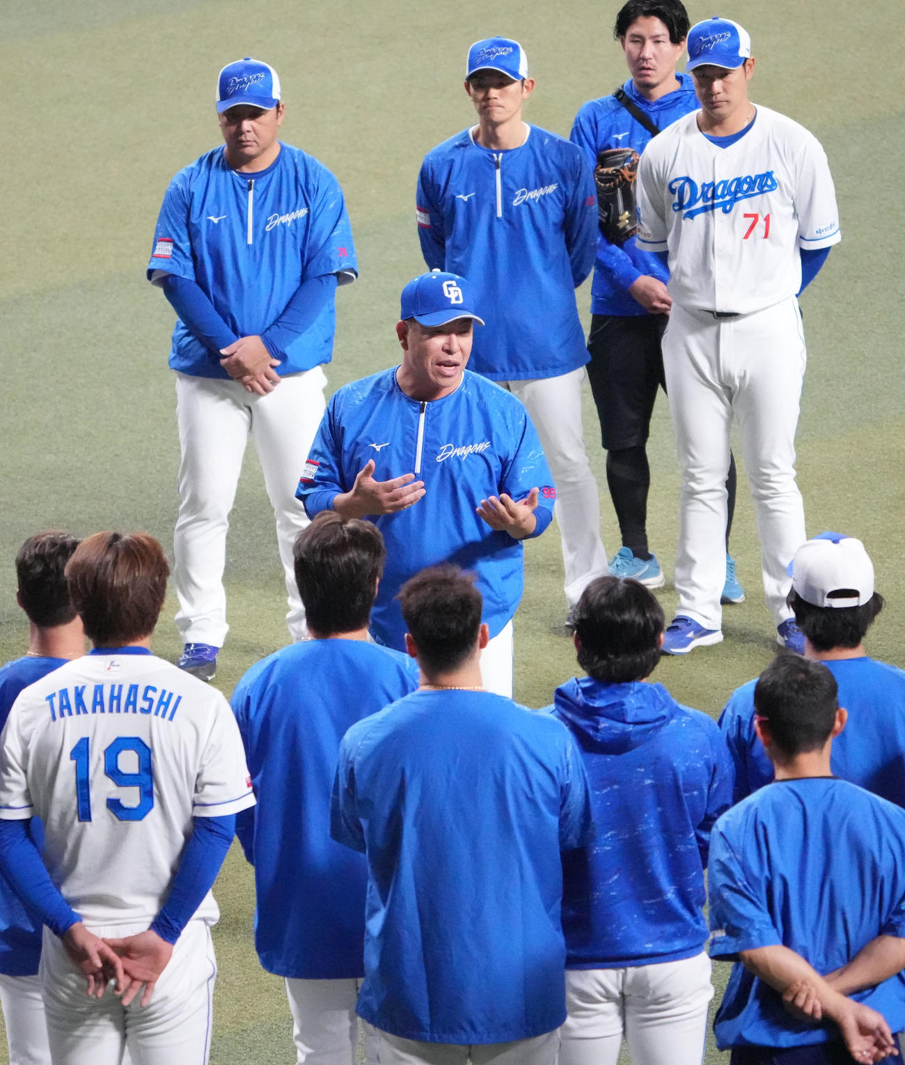 練習開始前、ナインを集め円陣を組み話をする井上監督（中央）（撮影・森本幸一）