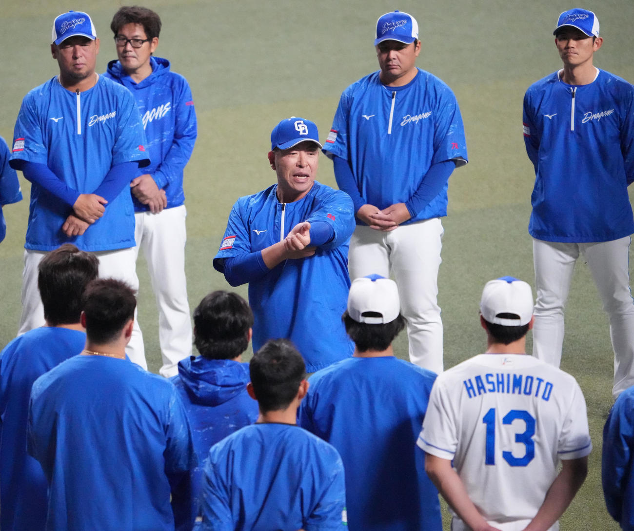 練習開始前、ナインを集め円陣を組み話をする井上監督（中央）（撮影・森本幸一）
