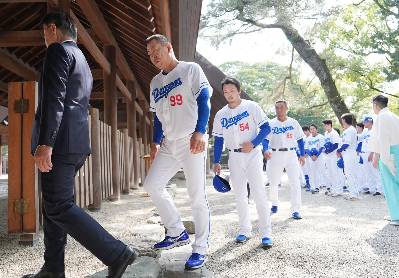 球団スタッフ、選手、コーチ陣らと参拝に訪れた井上監督（左から2人目）（撮影・森本幸一）