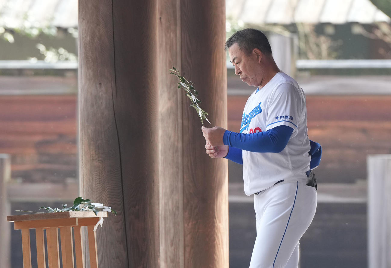参拝に訪れ玉串を奉納をする中日井上監督（撮影・森本幸一）