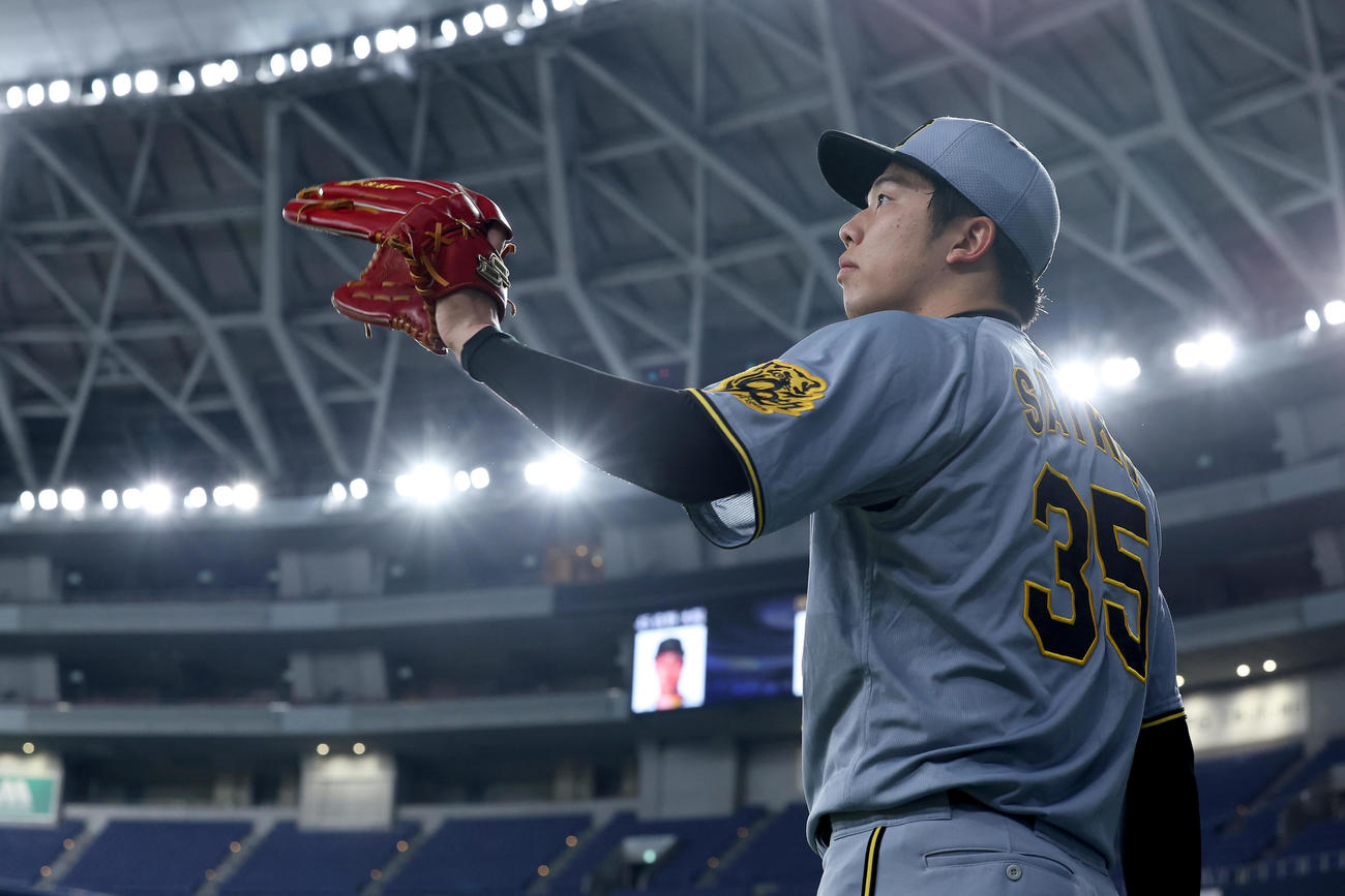 ウエスタン・リーグ　オリックス対阪神　4回裏の投球に備える阪神才木（撮影・前田充）