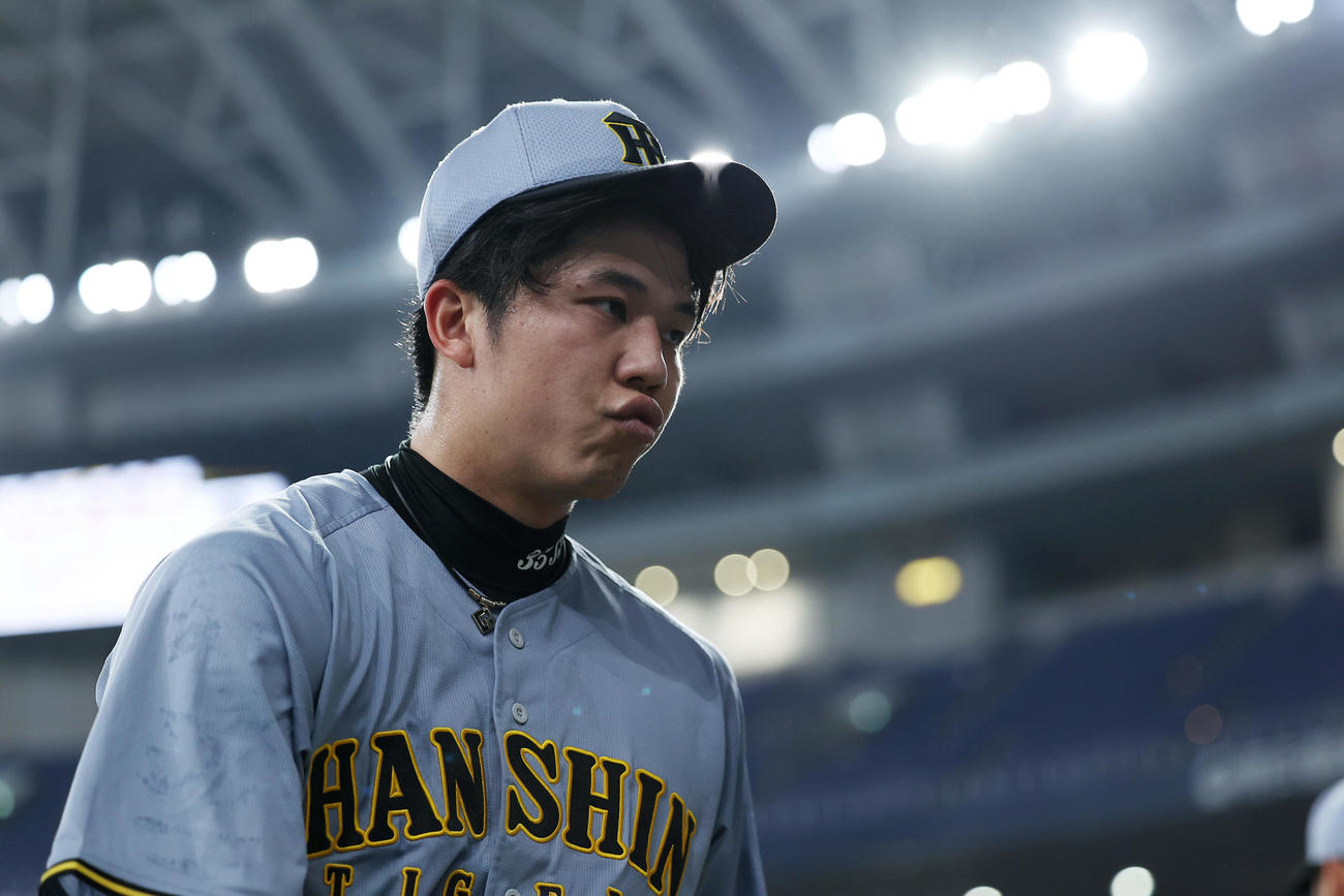ウエスタン・リーグ　オリックス対阪神　4回裏に犠飛で失点し、悔しそうな表情を見せながらベンチへ戻る阪神才木（撮影・前田充）