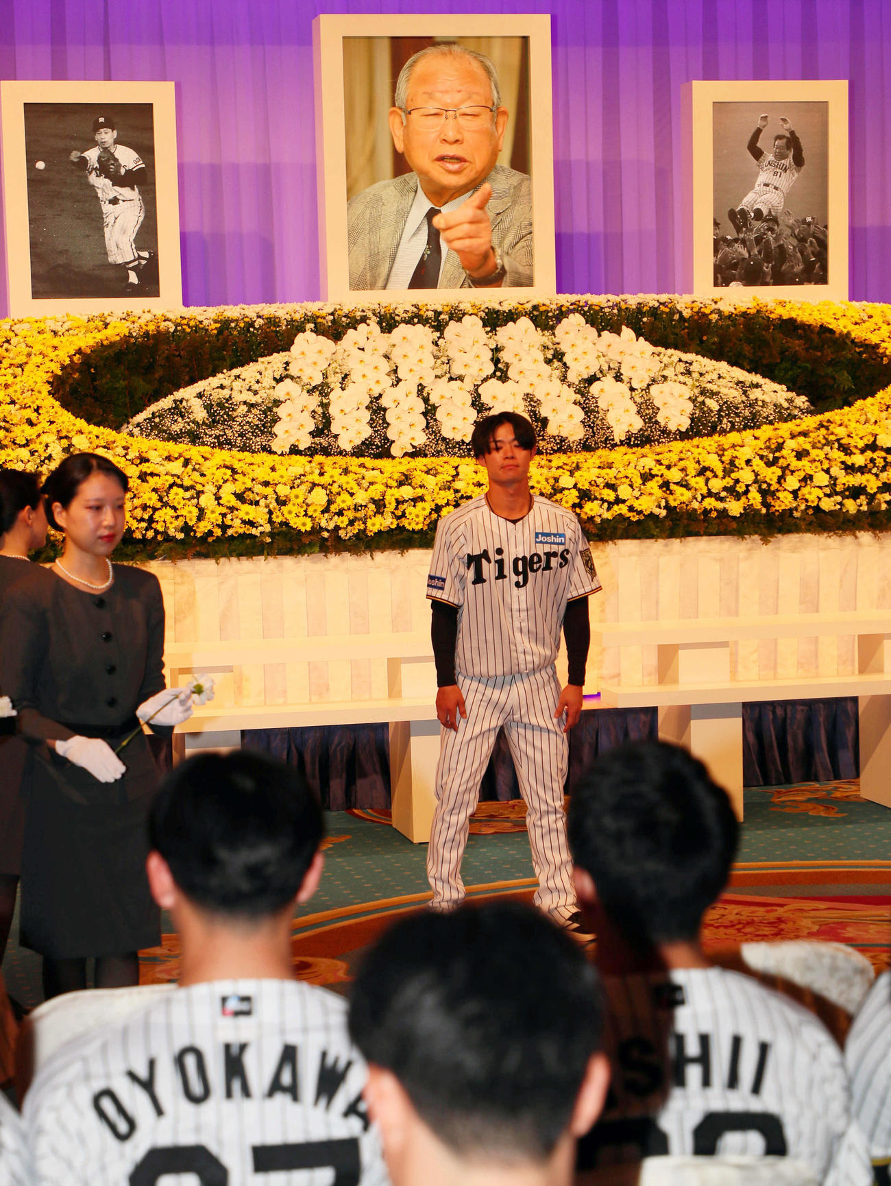 吉田義男さんお別れの会で献花した阪神中野選手会長（撮影・宮崎幸一）