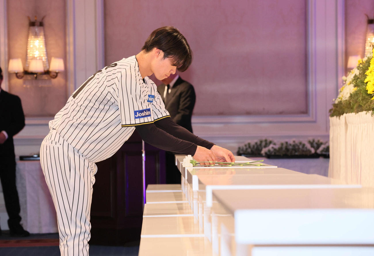 吉田義男さんお別れの会で献花する阪神中野選手会長