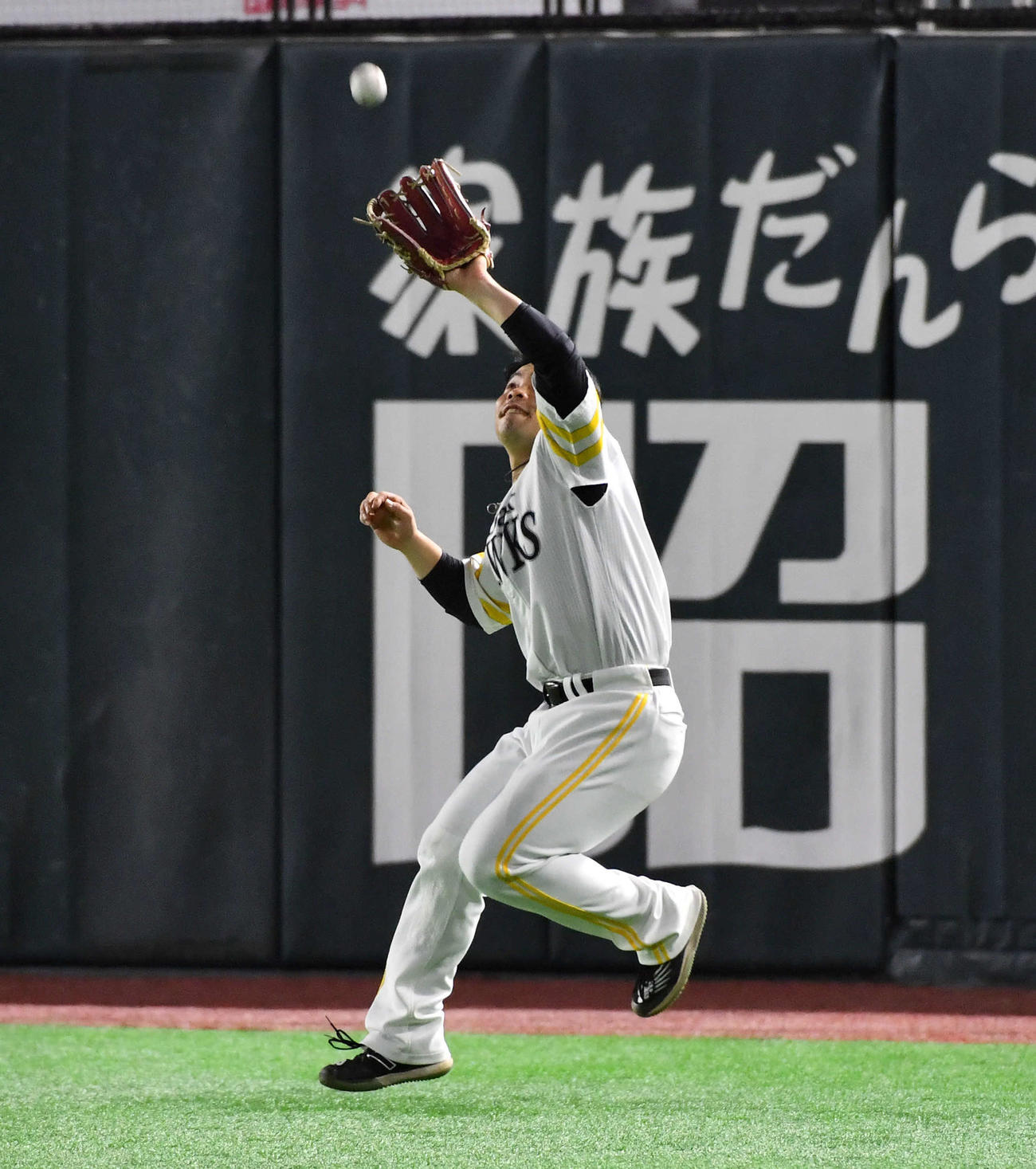守備練習を行うソフトバンク近藤（撮影・岩下翔太）