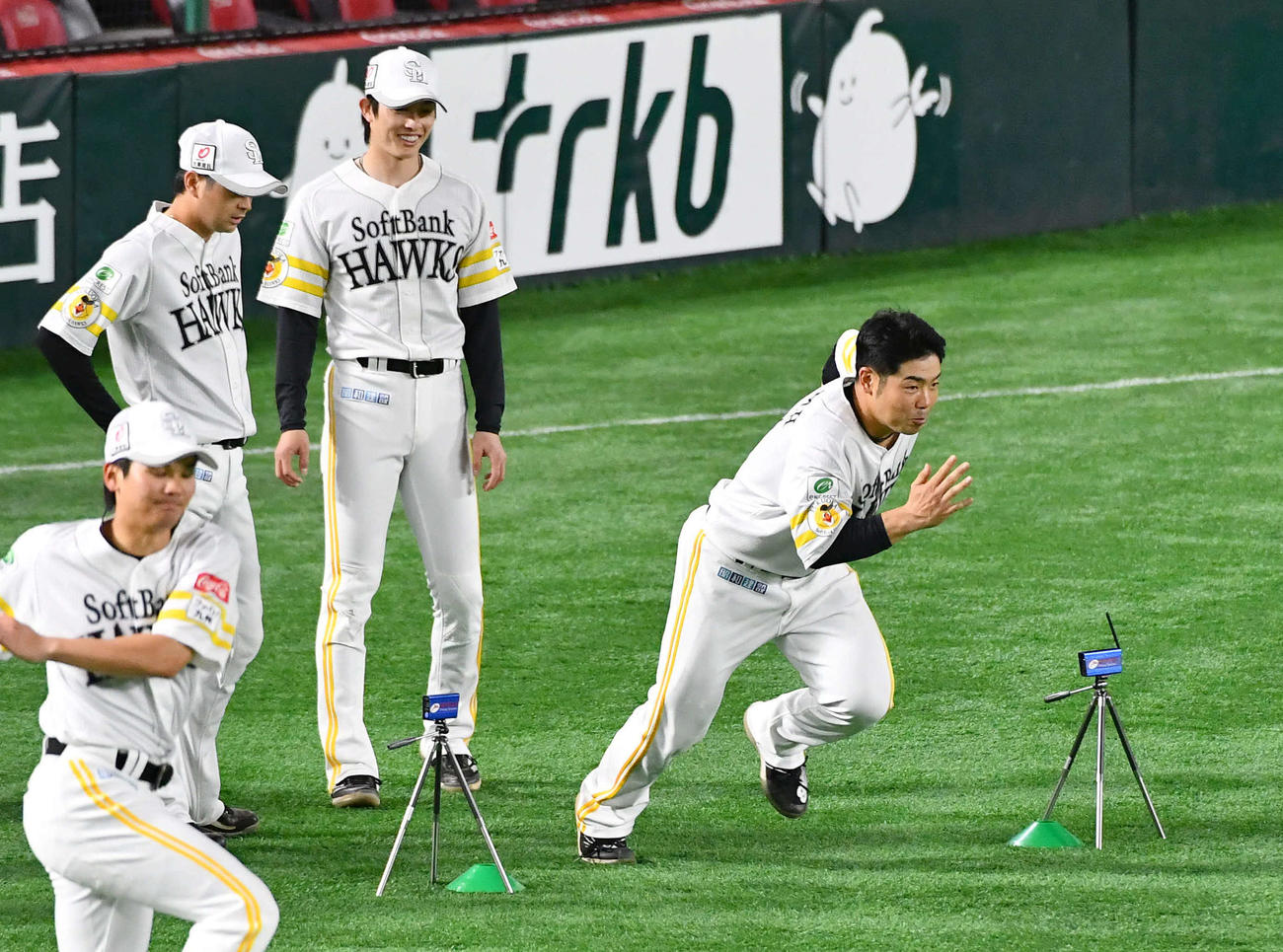 短距離タイム測定を行うソフトバンク近藤（撮影・岩下翔太）