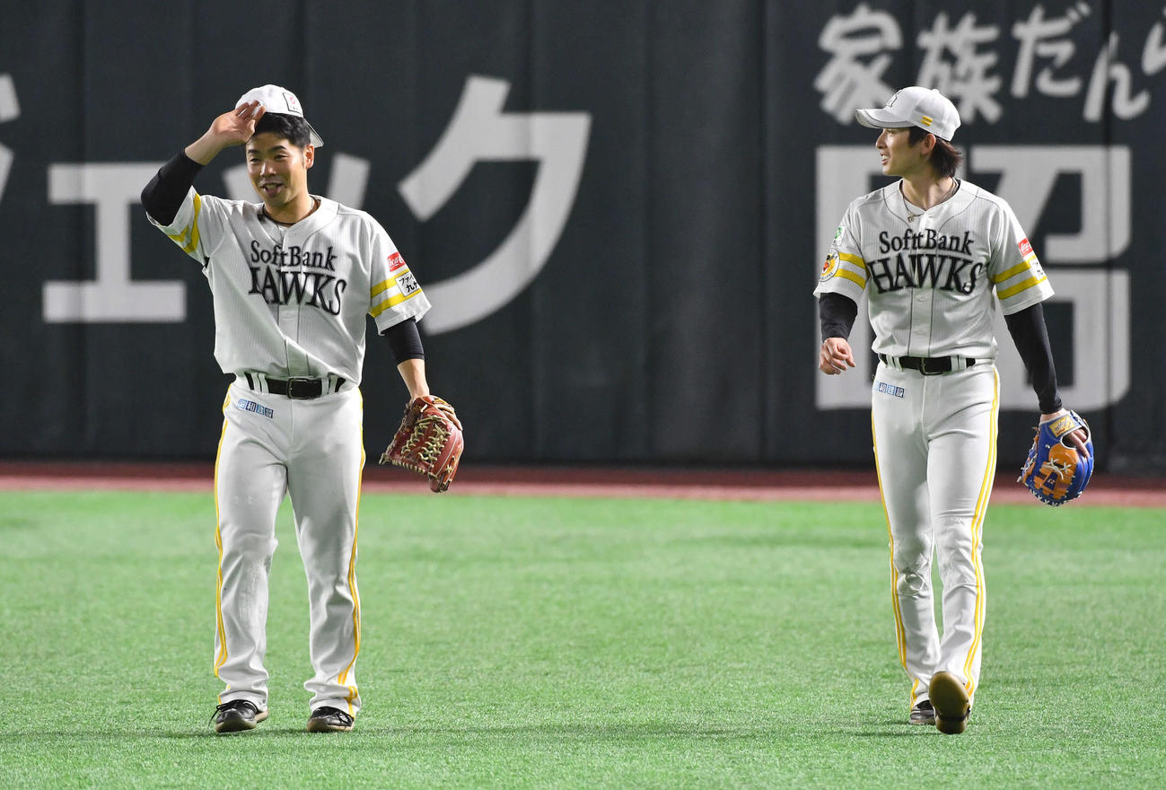 守備練習を終えて引き揚げるソフトバンク近藤（左）と周東（撮影・岩下翔太）