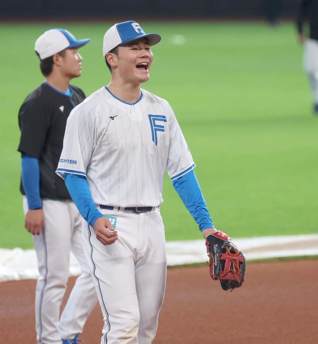 笑顔でノックを受ける日本ハム清宮幸（撮影・黒川智章）