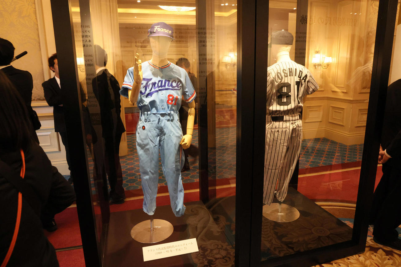 吉田義男さんお別れの会の開場前で展示されたゆかりの品々（撮影・宮崎幸一）
