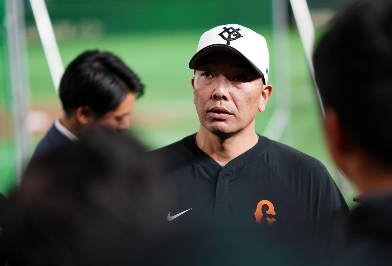 練習を終え取材に応じる巨人阿部監督（撮影・横山健太）