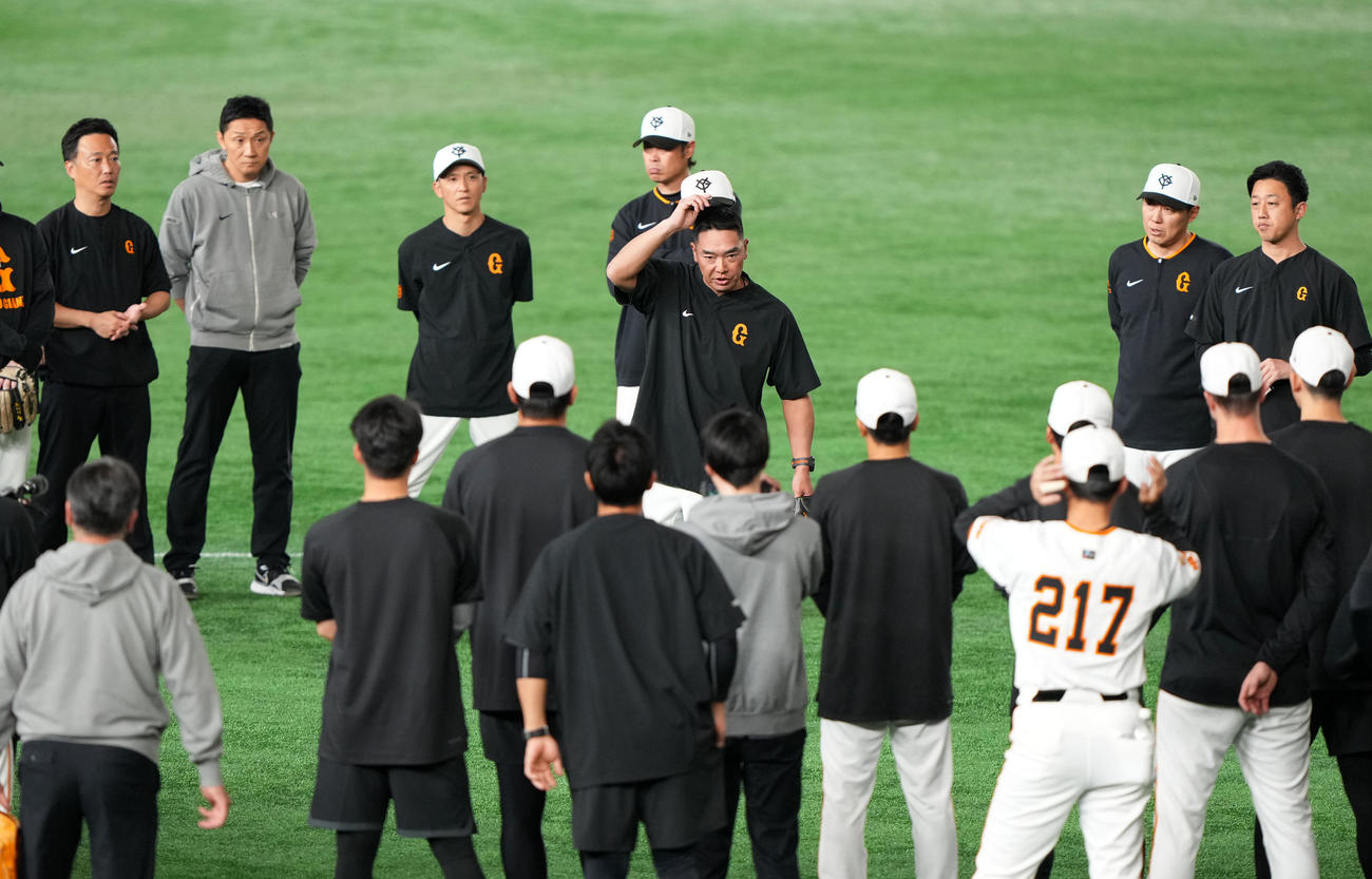練習開始前、ナインに声をかける巨人阿部監督（中央）（撮影・横山健太）