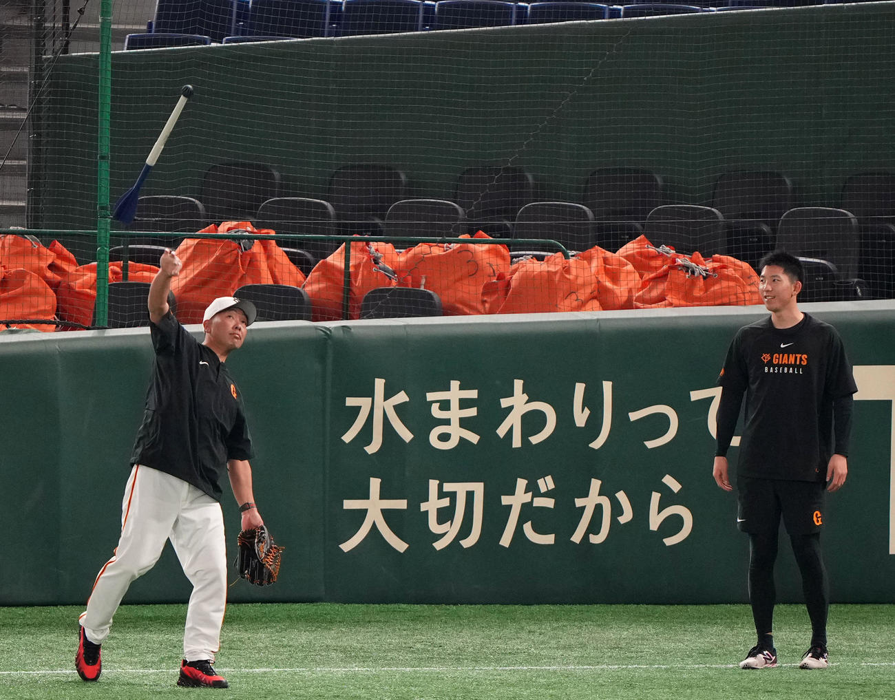ジャベリングスローをする巨人阿部慎之助監督。右は戸郷（撮影・横山健太）