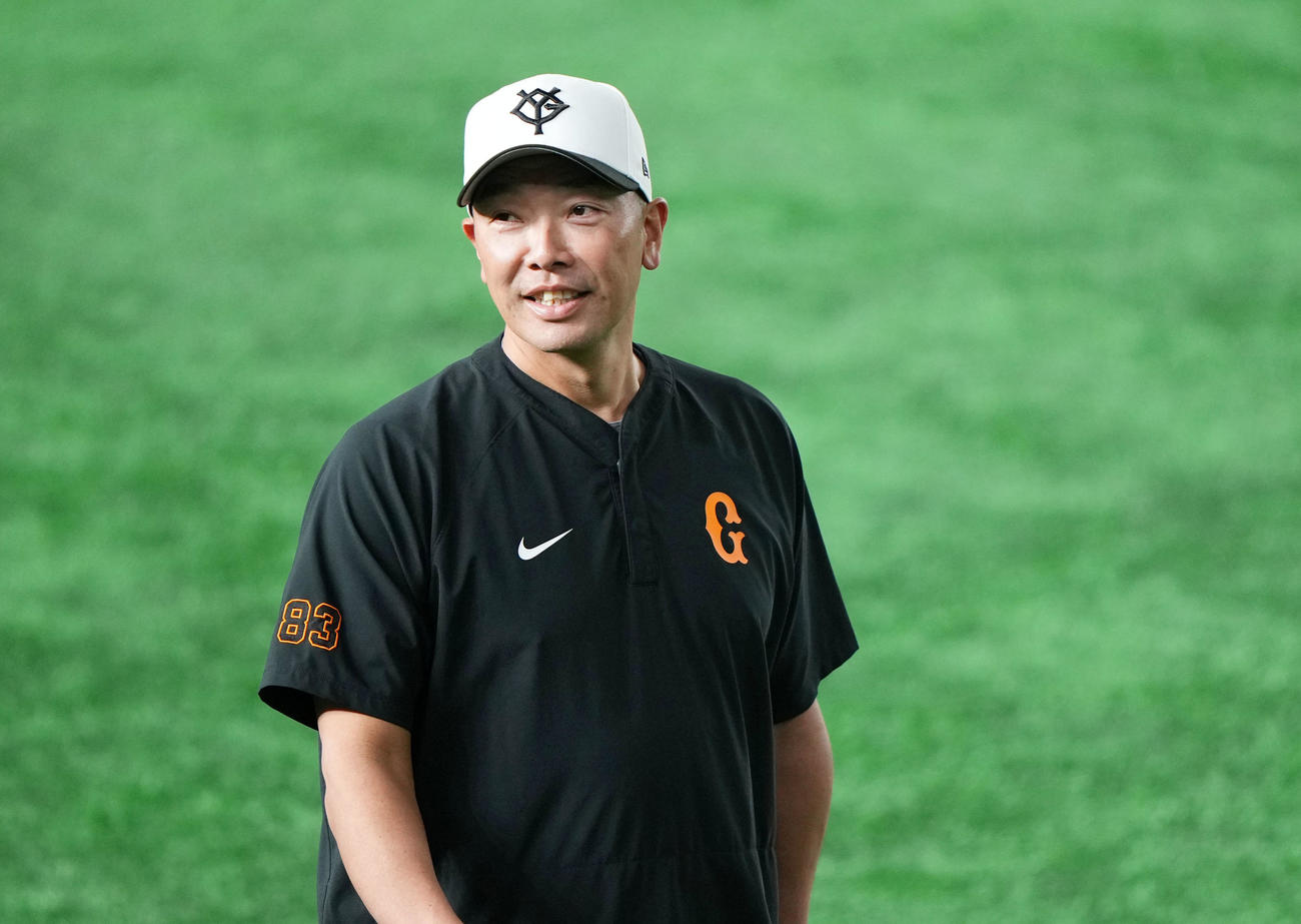 笑顔を見せる巨人阿部監督（撮影・横山健太）