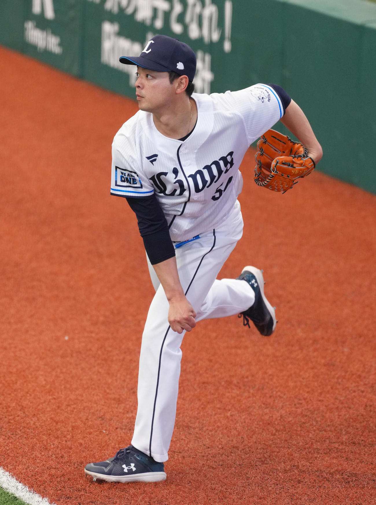 キャッチボールで調整する西武黒木（撮影・足立雅史）