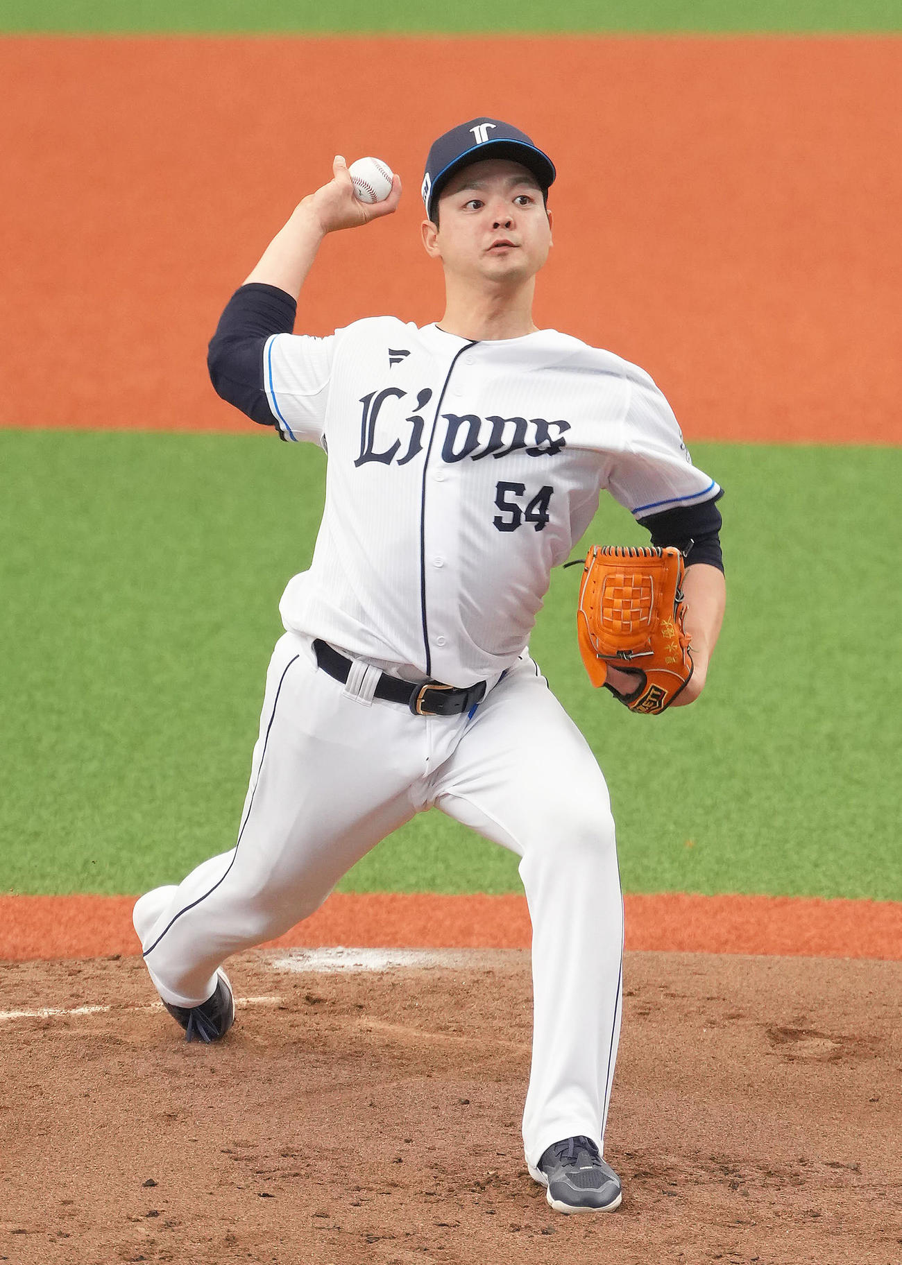 投内連係を行う西武黒木（撮影・足立雅史）